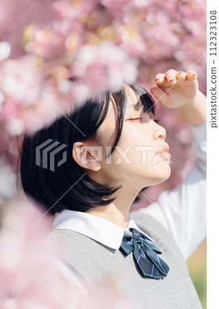 櫻花和學校的女孩 112323108