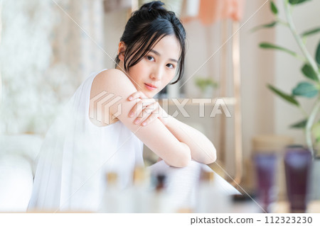 年輕女性的美麗 年輕女性的美麗 112323230