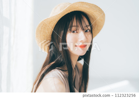 戴著草帽的長頭髮的女人 112323256