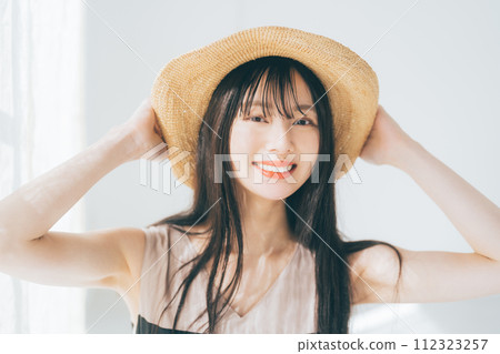 戴著草帽的長頭髮的女人 112323257