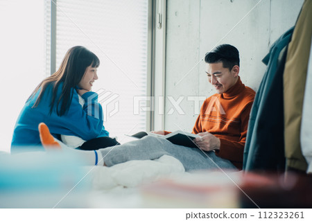 couple spending holiday in room 112323261