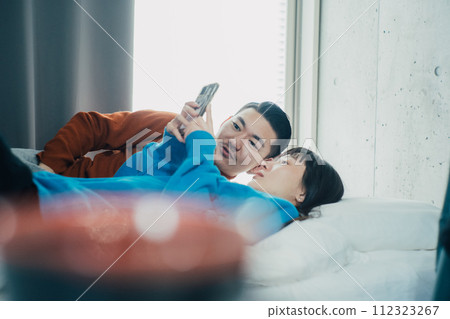 夫婦在房間裡度假 夫婦在房間裡度假 112323267