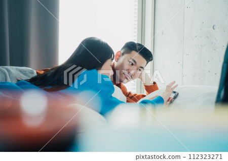 夫婦在房間裡度假 112323271