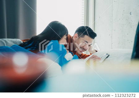 夫婦在房間裡度假 112323272