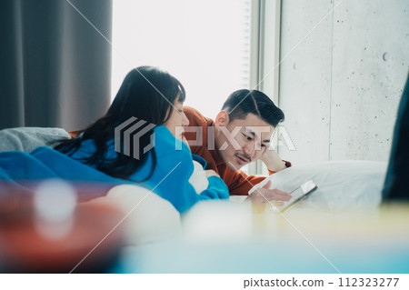 夫婦在房間裡度假 夫婦在房間裡度假 112323277