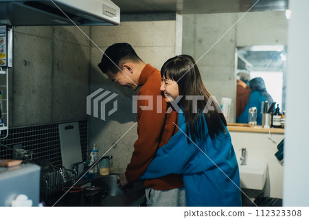 夫婦在廚房裡聊天 夫婦在廚房裡聊天 112323308