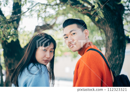 情侶在公園約會 情侶在公園約會 112323321