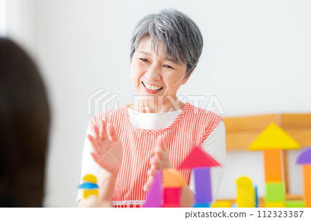 保育員高級女 保育員高級女 112323387