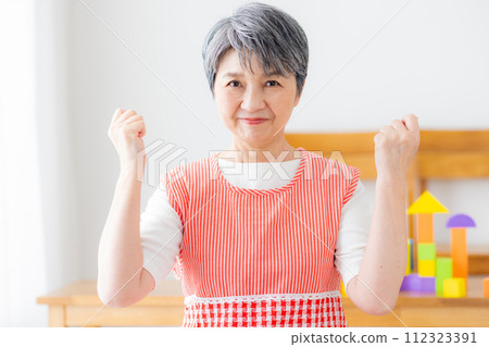 Nursery teacher Senior female 112323391