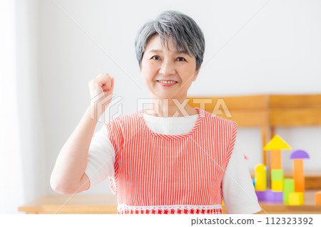 保育員高級女 保育員高級女 112323392