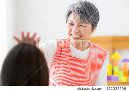 Nursery teacher Senior female 112323396