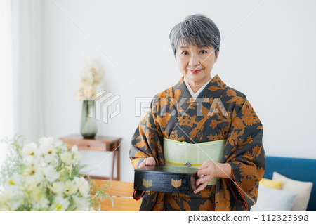 Kimono senior woman lifestyle Kimono senior woman lifestyle 112323398