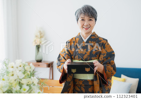 Kimono senior woman lifestyle 112323401