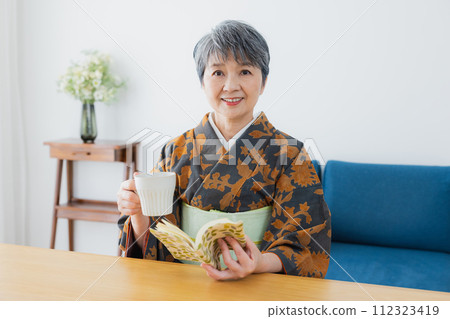 Kimono senior woman lifestyle Kimono senior woman lifestyle 112323419