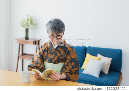 Kimono senior woman lifestyle 112323421