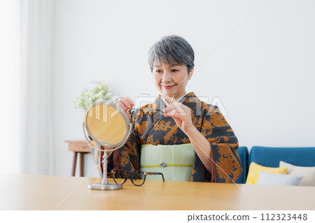 Kimono senior woman lifestyle 112323448