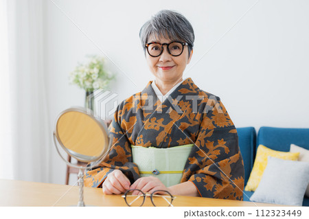 Kimono senior woman lifestyle 112323449