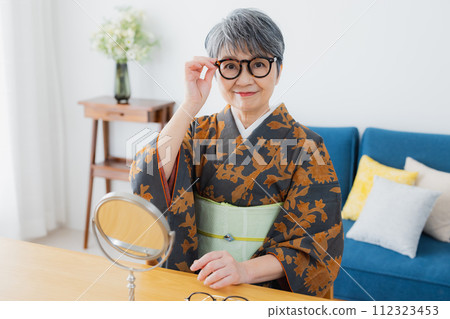 Kimono senior woman lifestyle Kimono senior woman lifestyle 112323453