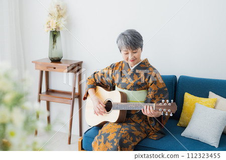 Kimono senior woman lifestyle 112323455