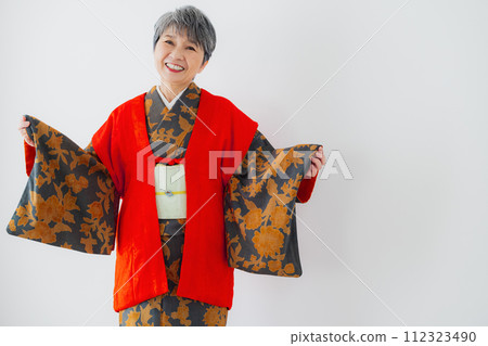 和服 60 歲生日慶祝的資深婦女 112323490