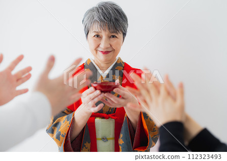 和服 60 歲生日慶祝的資深婦女 112323493