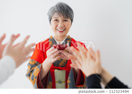和服 60 歲生日慶祝的資深婦女 和服 60 歲生日慶祝的資深婦女 112323494