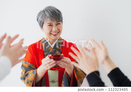 和服 60 歲生日慶祝的資深婦女 112323495