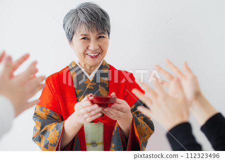 和服 60 歲生日慶祝的資深婦女 112323496