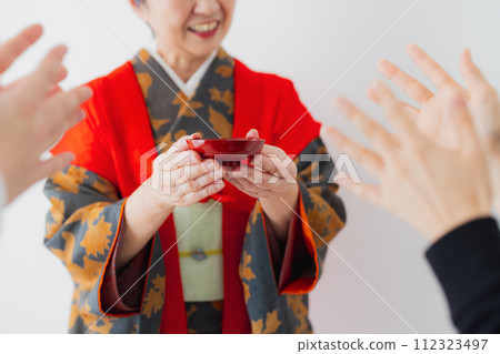 和服 60 歲生日慶祝的資深婦女 112323497