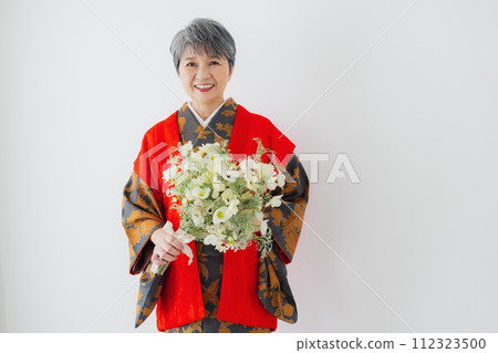 和服 60 歲生日慶祝的資深婦女 112323500