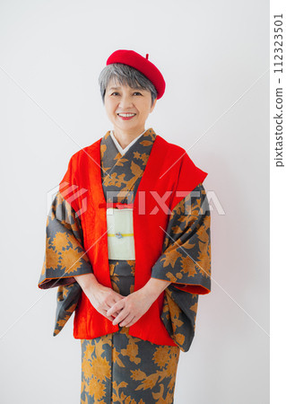和服 60 歲生日慶祝的資深婦女 和服 60 歲生日慶祝的資深婦女 112323501