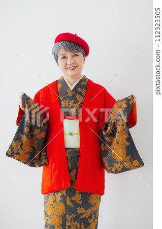 和服 60 歲生日慶祝的資深婦女 112323505