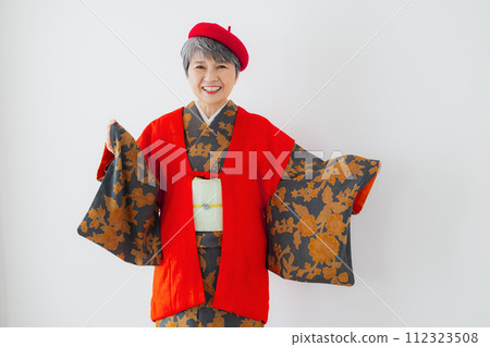 和服 60 歲生日慶祝的資深婦女 和服 60 歲生日慶祝的資深婦女 112323508