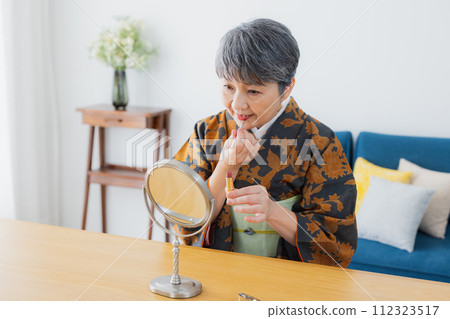 Kimono senior woman lifestyle 112323517