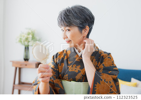 Kimono senior woman lifestyle 112323525