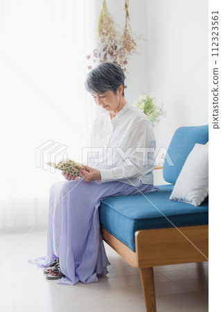 在客廳讀書的高級婦女 在客廳讀書的高級婦女 112323561