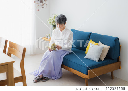 在客廳讀書的高級婦女 在客廳讀書的高級婦女 112323566