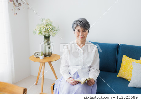 在客廳讀書的高級婦女 112323589