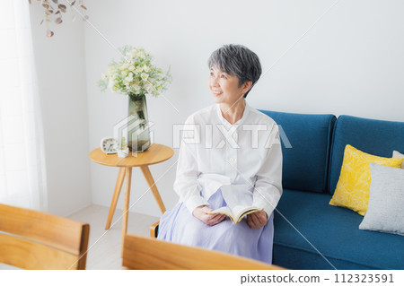 在客廳讀書的高級婦女 在客廳讀書的高級婦女 112323591