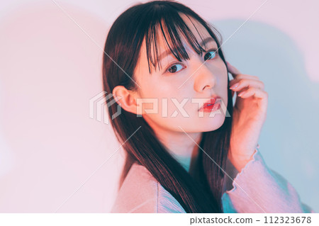 女性霓虹色 112323678