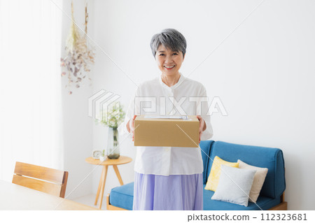 接受送貨上門的高級婦女 112323681