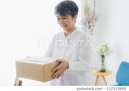 Senior woman receiving home delivery 112323689