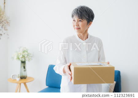 Senior woman receiving home delivery 112323691