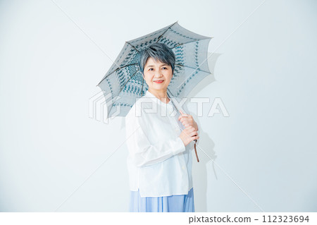 Senior woman sunblind 112323694