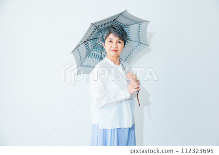 Senior woman sunblind 112323695