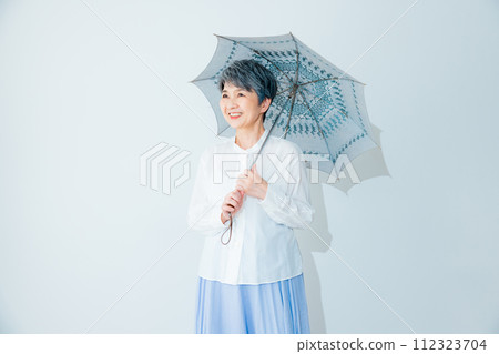 資深婦女遮陽簾 112323704