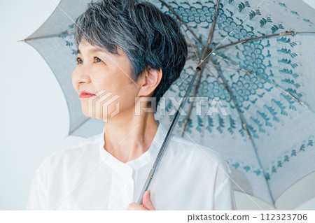 Senior woman sunblind 112323706