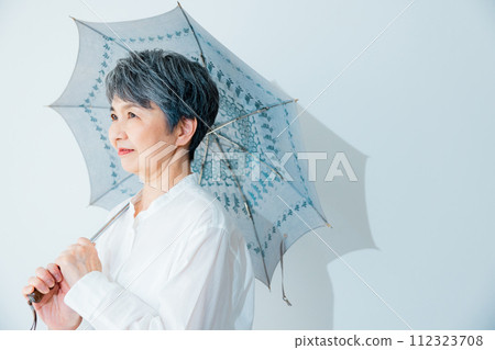 Senior woman sunblind 112323708