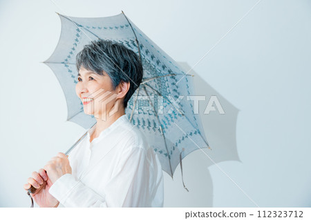 資深婦女遮陽簾 112323712