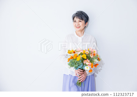 有花的資深婦女 112323717